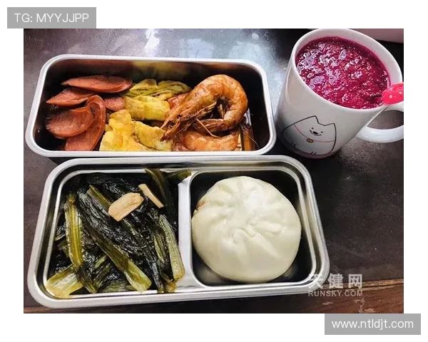 杨瀚森训练间歇掏出几个小零食，看着队友都惊了…这“真行”还能“带饭”？